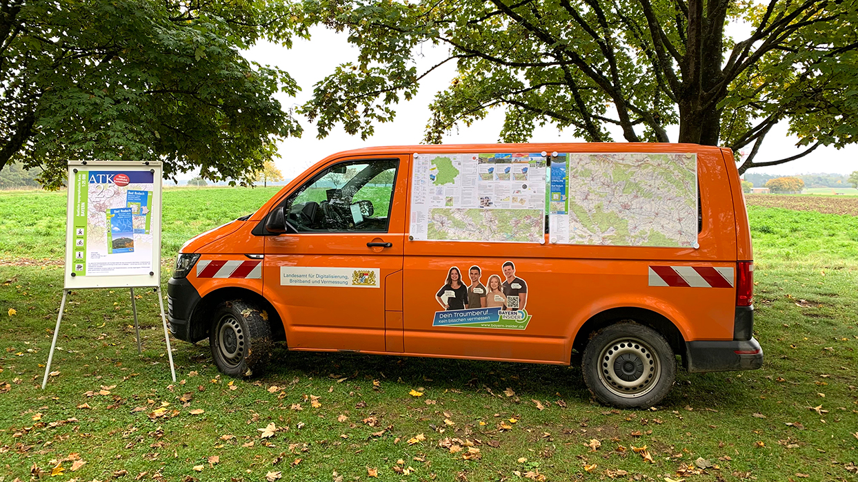 Kartenvorstellung an der Alexandrinenhütte bei Meeder Dienstbus des ADBV mit Landkarten