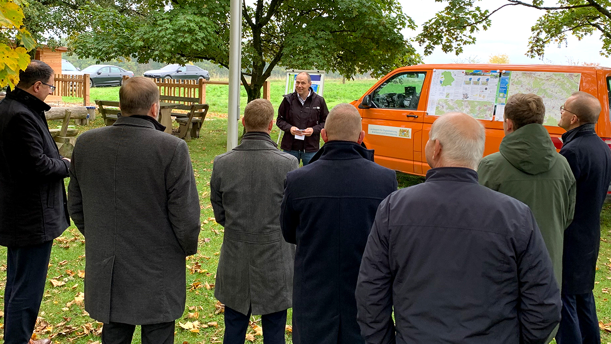 Kartenvorstellung an der Alexandrinenhütte bei Meeder LDBV-Präsident Kleffel hält eine Ansprache bei der Kartenvorstellung